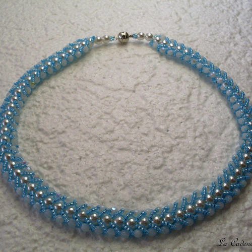 Collier ras du cou en perles nacrées blanches, rocailles bleu clair et facettes