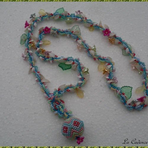 Collier  long multicolore en perles diverses et coquillages et sa perle perlée