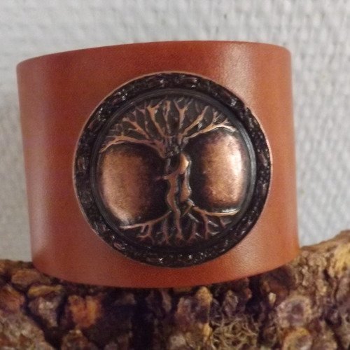 Bra15- bracelet en cuir marron avec concho "arbre de vie"