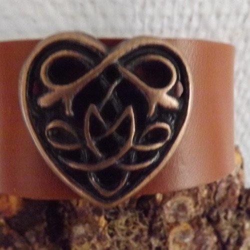 Bra18- bracelet en cuir avec concho "coeur celtique"