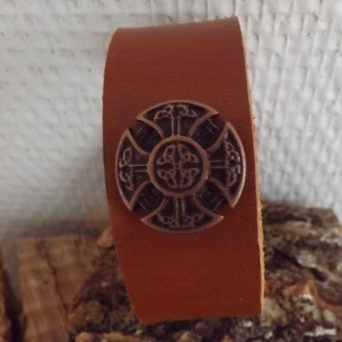 Bra22- bracelet en cuir avec concho "croix ronde"