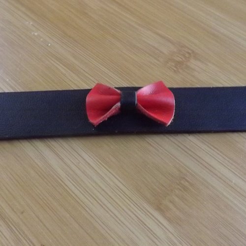 Bra26- bracelet en cuir noir et noeud rouge