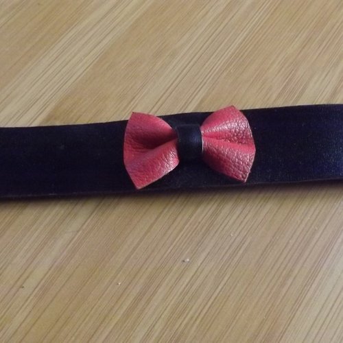 Bra31- bracelet en cuir noir et noeud rouge