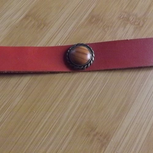 Bra38- bracelet en cuir couleur brique et concho cuivre et bois