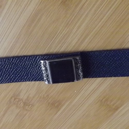 Bra45- bracelet cuir bleu marine grainé et concho métal argenté/bois