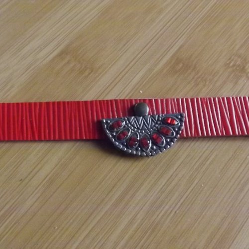 Bra46- bracelet cuir strié rouge et bijou