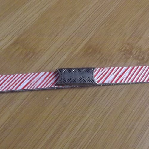 Bra48- bracelet cuir strié rouge et blanc + concho