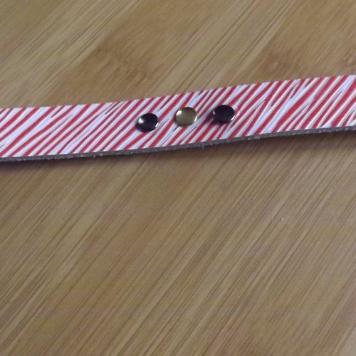 Bra49- bracelet cuir strié rouge et blanc + rivets