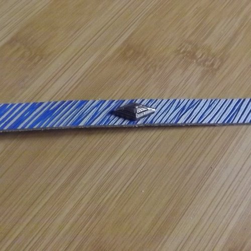 Bra50- bracelet cuir strié bleu et blanc + concho