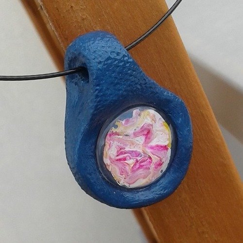 Pendentif bleu bijou fantastique peint blanc rose jaune orange par artiste de narbonne, fait main, forme ronde allongée