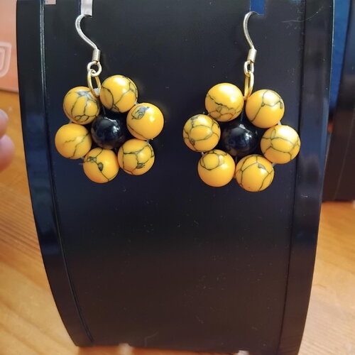 Boucles fleurs en pierres naturelles