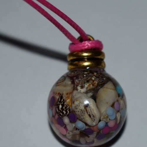 Collier pendentif sphère coquillages demi perle resine