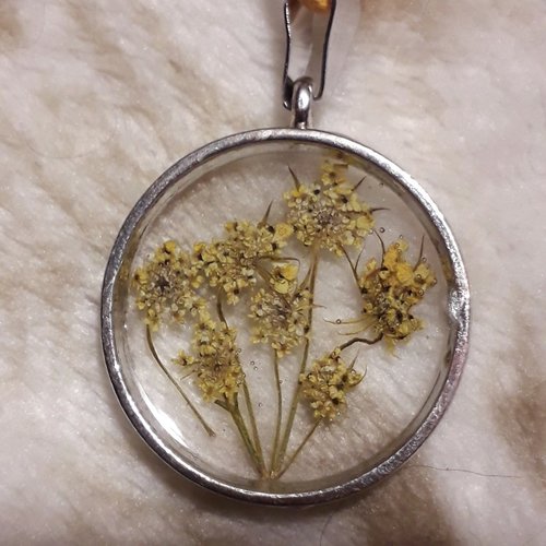 Collier pendentif vrais fleur cabochon resine