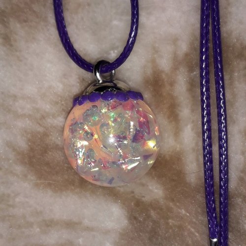 Collier pendentif sphere opale cabochon resine