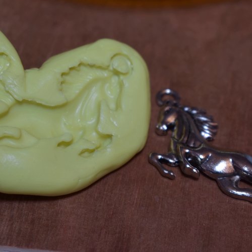 Moule silicone cabochon pendentif cheval resine epoxy , fimo,plâtre,chocolat