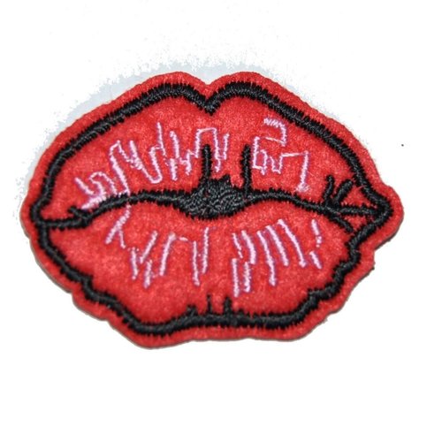 Patch bouche rouge brodé thermocollant coutures
