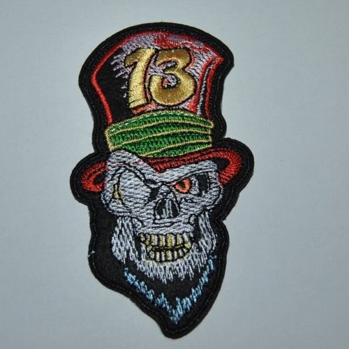 Patch tete de mort écusson brodé thermocollant coutures