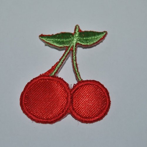 Patch cerise brodé thermocollant coutures