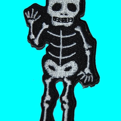 Patch tete de mort écusson brodé thermocollant coutures
