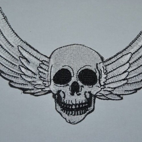 Patch tete de mort écusson brodé thermocollant coutures