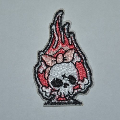 Patch tete de mort écusson brodé thermocollant coutures