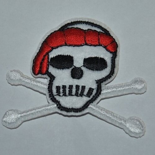 Patch tete de mort écusson brodé thermocollant coutures