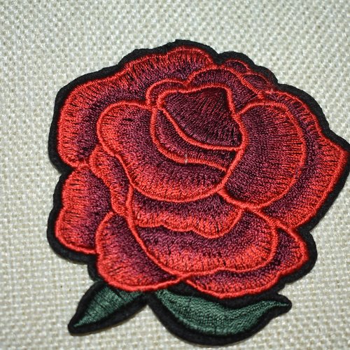 Patch fleur rose écusson brodé thermocollant coutures