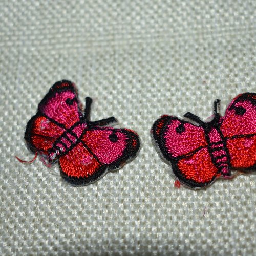 Patch 2 mini papillons écusson brodé thermocollant coutures