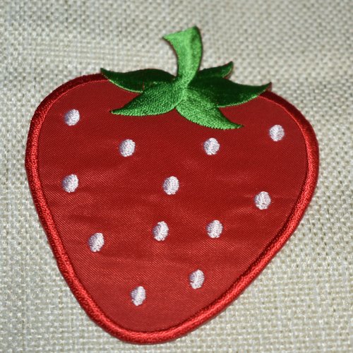 Patch fraise écusson brodé thermocollant coutures