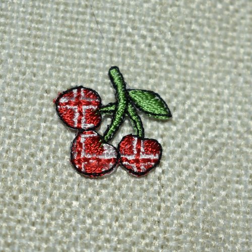 Patch cerise brodé thermocollant coutures