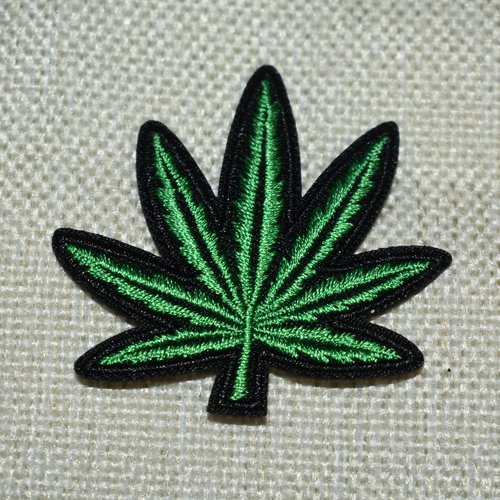Patch cannabis écusson brodé thermocollant coutures