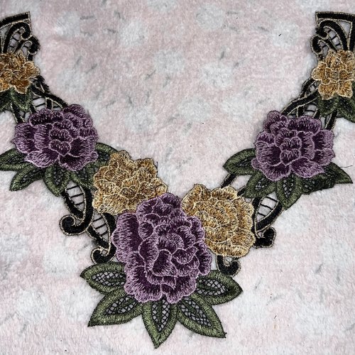 Grande guipure, fleurs,