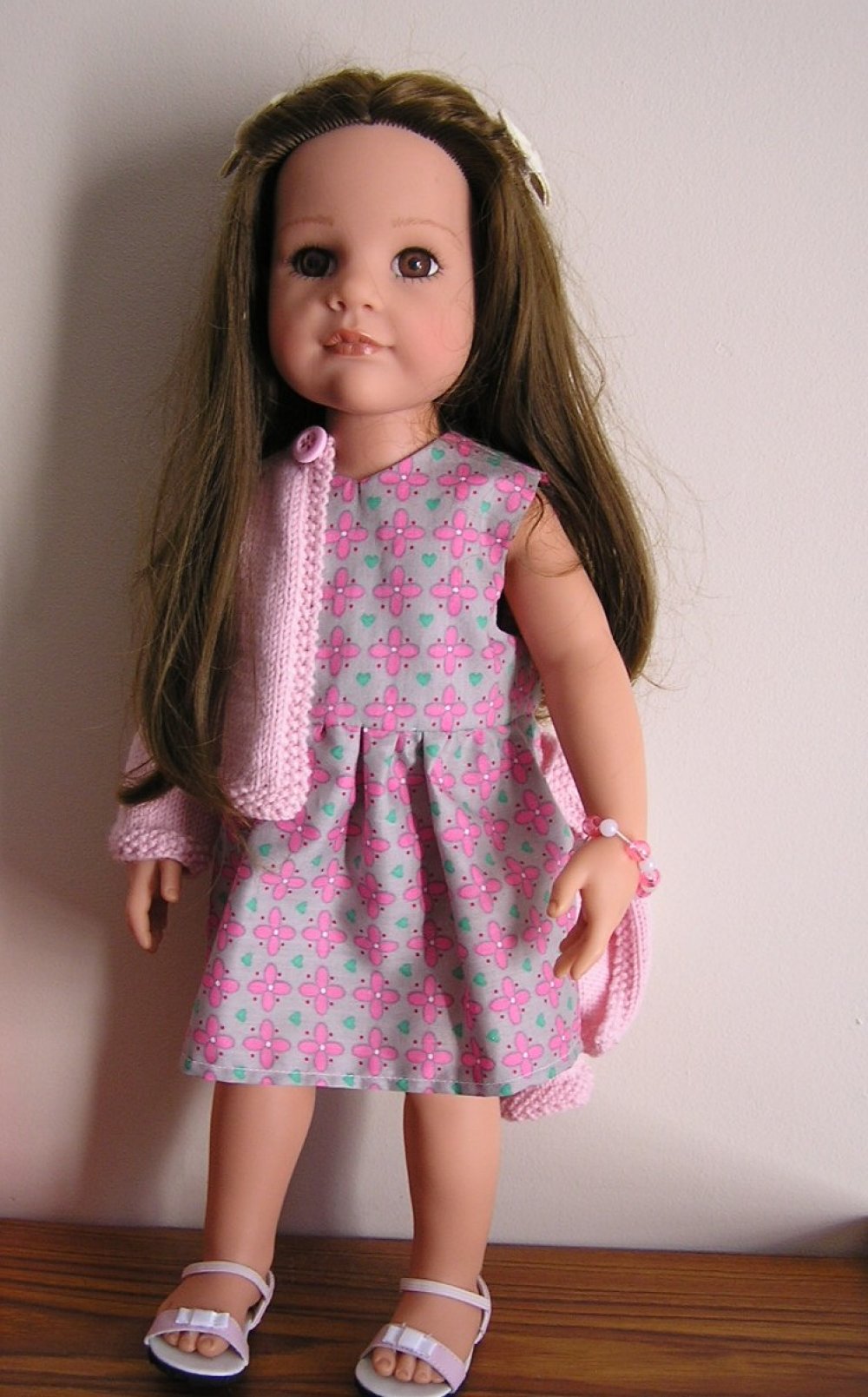 Vêtements de poupée Götz bavoir rose avec motif fleur pour poupée
