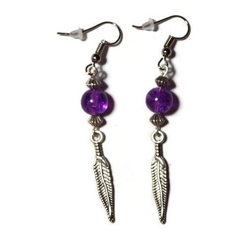 Boucles d'oreilles plumes et perle craquelée violette