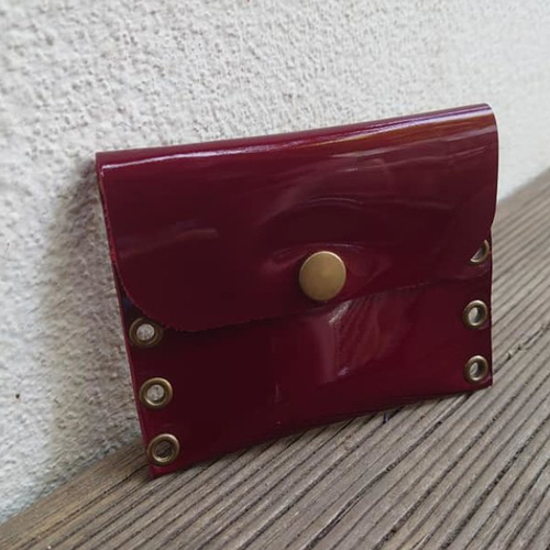 Porte monnaie en cuir de veau rouge bordeaux vernis brillant miroir - 9,8cm x 7,5cm