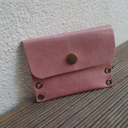 Porte monnaie en cuir de veau rose vernis brillant - 9,8cm x 7,5cm