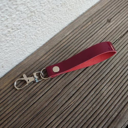 Porte clés en cuir de veau rouge bordeaux vernis brillant - 13 cm x 15 mm