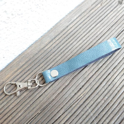Porte clés en cuir de veau bleu gris vernis brillant - 13 cm x 15 mm