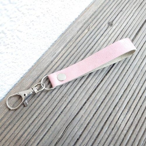Porte clés en cuir de veau rose vernis brillant - 13 cm x 15 mm