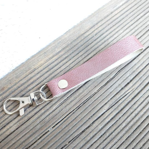 Porte clés en cuir de veau rose parme clair vernis brillant - 13 cm x 15 mm