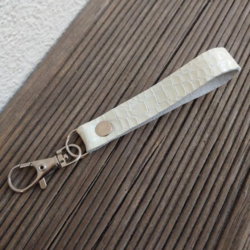 Porte clés en cuir de veau blanc effet croco vernis brillant - 13 cm x 15 mm