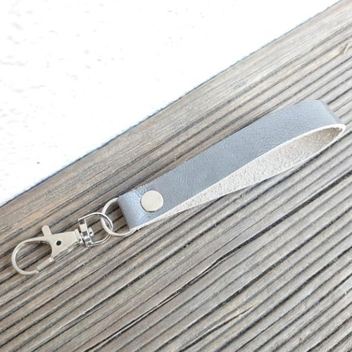 Porte clés en cuir de veau gris vernis brillant - 13 cm x 15 mm