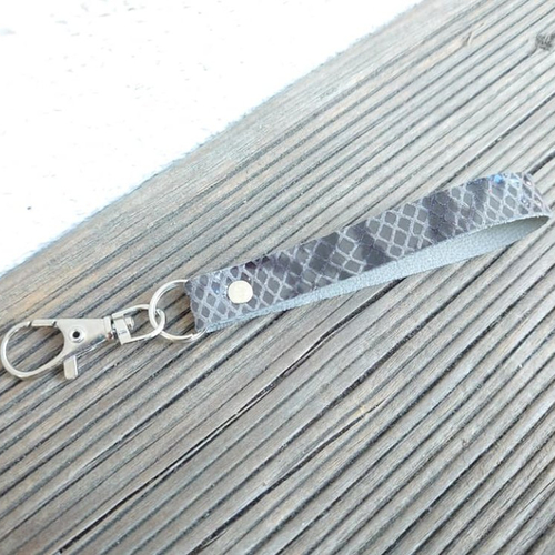 Porte clés en cuir de veau gris noir effet serpent vernis brillant - 13 cm x 15 mm