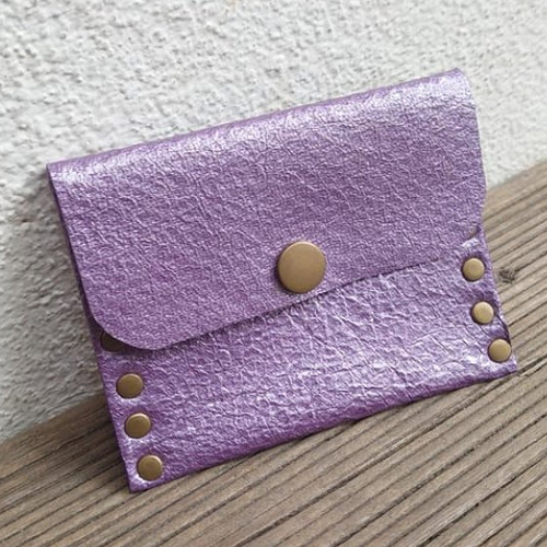 Porte monnaie en cuir de veau violet mauve brillant vernis - 9,8cm x 7,5cm