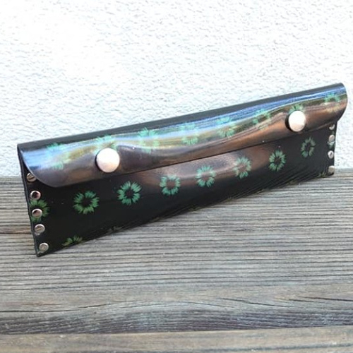 Trousse pochette en cuir de veau couleur noir avec fleur verte - 20,5cm x 6,5cm
