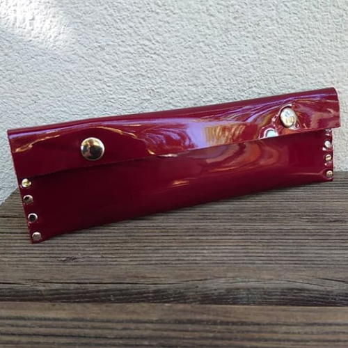 Trousse pochette en cuir de veau couleur rouge bordeaux vernis - 20,5cm x 6,5cm