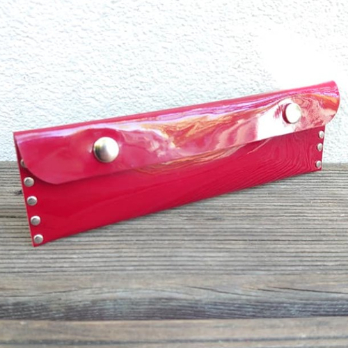 Trousse pochette en cuir de veau couleur rouge vernis - 20,5cm x 6,5cm