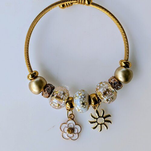 Bracelet jonc câble doré acier inoxydable avec perles florales japonaises sakura et breloque soleil