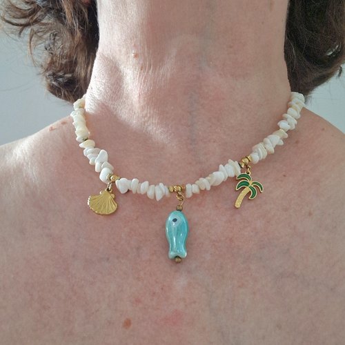 Collier chips nacre et breloques