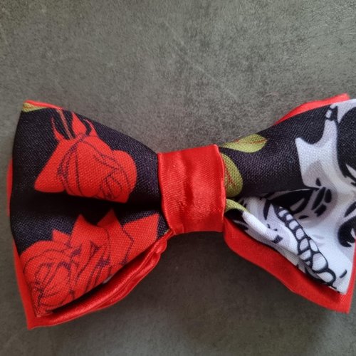 Noeud papillon roses et tete de mort